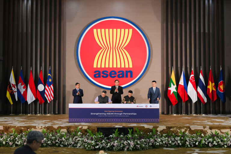 Menandatangani kerja sama Executive Director of ASEAN Foundation Dr Piti Srisangnam dan Director of Indonesia PACD Department of PT Huawei Tech Investment James Sun